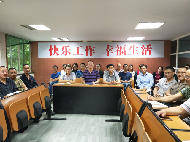 學(xué)習(xí)周政總艱苦創(chuàng)業(yè)精神座談?dòng)懻摃?huì)(圖4) 學(xué)習(xí)周政總艱苦創(chuàng)業(yè)精神座談?dòng)懻摃?huì)(圖4)