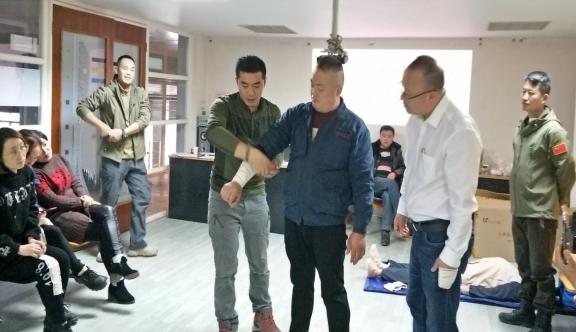 四川天馬玻璃有限公司急救安全知識培訓(xùn)暨應(yīng)急疏散和消防滅火演練活動報道(圖1) 四川天馬玻璃有限公司急救安全知識培訓(xùn)暨應(yīng)急疏散和消防滅火演練活動報道(圖1)