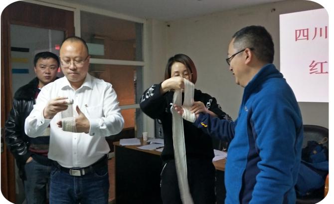 四川天馬玻璃有限公司急救安全知識培訓(xùn)暨應(yīng)急疏散和消防滅火演練活動報道(圖3) 四川天馬玻璃有限公司急救安全知識培訓(xùn)暨應(yīng)急疏散和消防滅火演練活動報道(圖3)