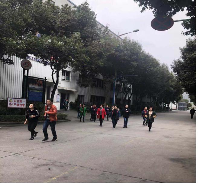 四川天馬玻璃有限公司急救安全知識培訓(xùn)暨應(yīng)急疏散和消防滅火演練活動報道(圖7) 四川天馬玻璃有限公司急救安全知識培訓(xùn)暨應(yīng)急疏散和消防滅火演練活動報道(圖7)