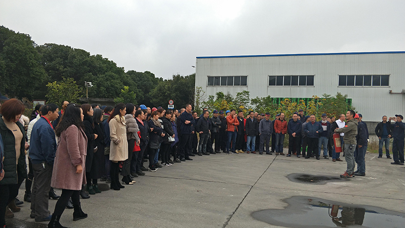 四川天馬玻璃有限公司急救安全知識培訓(xùn)暨應(yīng)急疏散和消防滅火演練活動報道(圖9) 四川天馬玻璃有限公司急救安全知識培訓(xùn)暨應(yīng)急疏散和消防滅火演練活動報道(圖9)