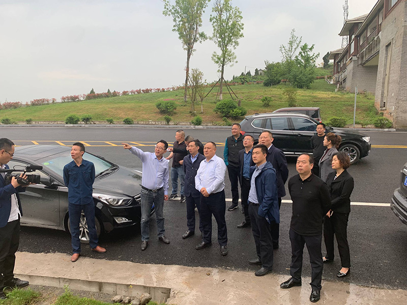 市、縣領(lǐng)導(dǎo)現(xiàn)場(chǎng)調(diào)研天馬50萬(wàn)噸玻瓶項(xiàng)目(圖1)