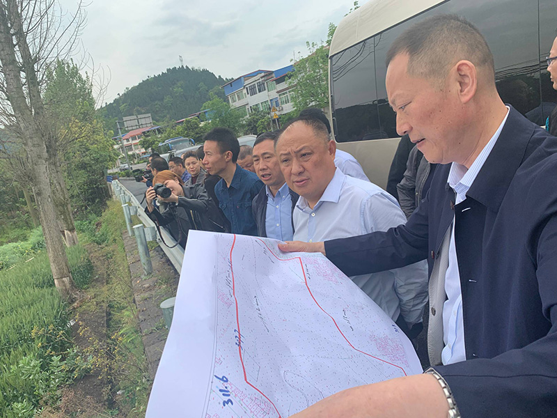 市、縣領(lǐng)導(dǎo)現(xiàn)場(chǎng)調(diào)研天馬50萬(wàn)噸玻瓶項(xiàng)目(圖2)