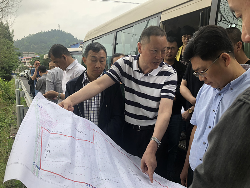 市、縣領(lǐng)導(dǎo)現(xiàn)場(chǎng)調(diào)研天馬50萬(wàn)噸玻瓶項(xiàng)目(圖4)