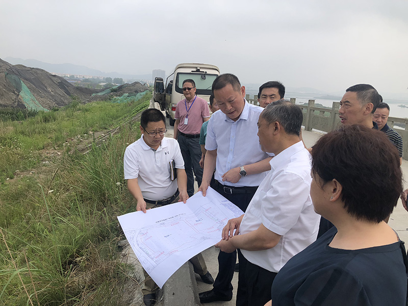 市、縣領(lǐng)導(dǎo)現(xiàn)場(chǎng)調(diào)研天馬50萬(wàn)噸玻瓶項(xiàng)目(圖5)