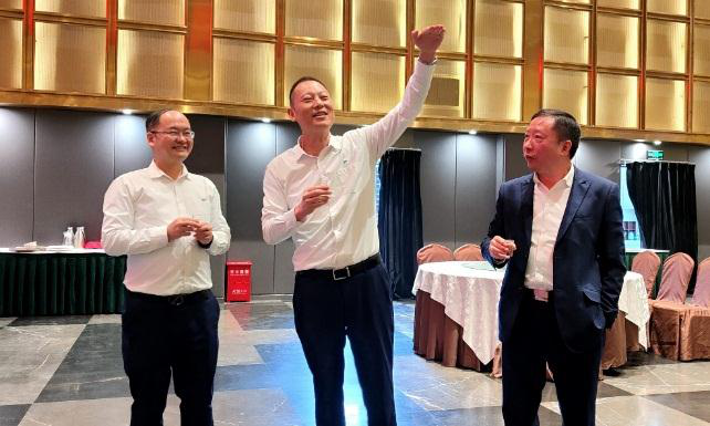 禮贊勞動(dòng)者——天馬玻璃隆重舉行2021 年勞動(dòng)競(jìng)賽、專利獲得者表彰大會(huì)(圖1)